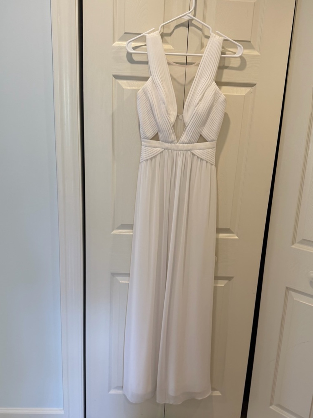 Elegant White V-Neck Maxi Dress BCBG